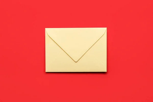 Envelope Amarelo Fundo Vermelho Conceito Mensagem — Fotografia de Stock