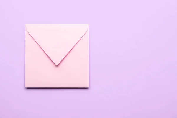淡紫色背景的粉红信封 信息概念 — 图库照片