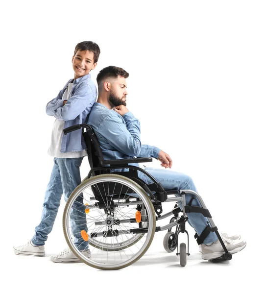 Μικρό Αγόρι Και Πατέρας Του Αναπηρική Καρέκλα Λευκό Φόντο — Φωτογραφία Αρχείου