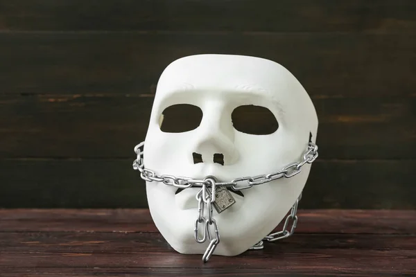 Máscara Com Corrente Bloqueio Fundo Madeira Escura Conceito Censura — Fotografia de Stock