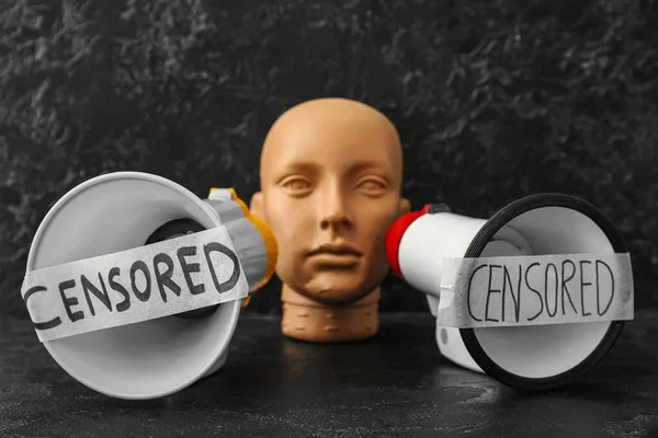 Ηχογραφημένα Μεγάφωνα Λέξη Censored Και Ανθρώπινο Κεφάλι Σκοτεινό Τραπέζι — Φωτογραφία Αρχείου