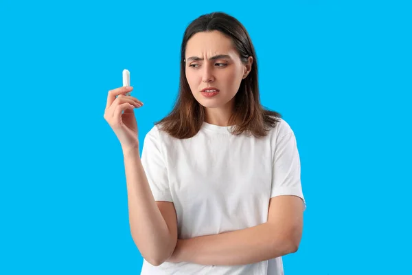 Junge Frau Mit Tampon Die Unter Menstruationskrämpfen Auf Blauem Hintergrund — Stockfoto