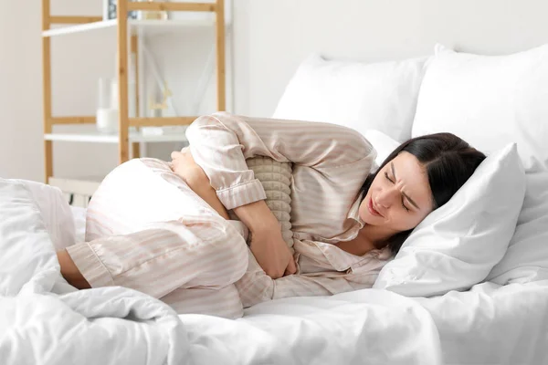 Young Woman Suffering Menstrual Cramps Bed — Stock Photo, Image