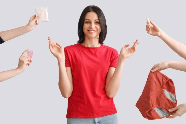 Jovem Mulher Mãos Com Coisas Menstruais Fundo Cinza — Fotografia de Stock