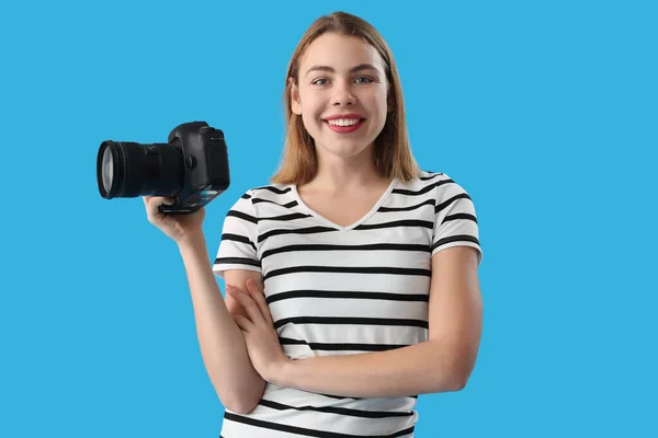 Female Photographer Professional Camera Blue Background — Stock Photo, Image