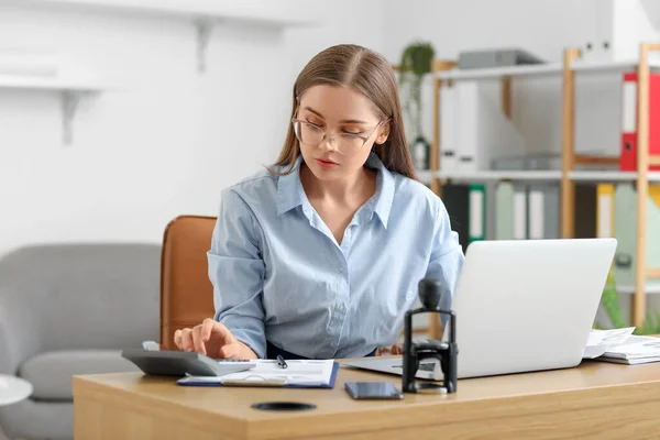 Vrouwelijke Accountant Werkt Met Rekenmachine Aan Tafel Functie — Stockfoto