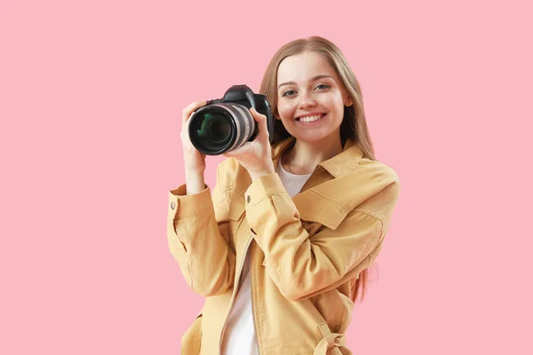 Jovem Fotógrafa Com Câmera Profissional Fundo Rosa — Fotografia de Stock