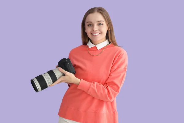 Ung Kvinnlig Fotograf Med Professionell Kamera Lila Bakgrund — Stockfoto