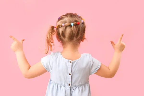 Αστείο Κοριτσάκι Δείχνει Αποτυχημένη Χειρονομία Ροζ Φόντο Πίσω Όψη — Φωτογραφία Αρχείου