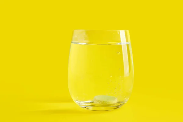 Vaso Agua Con Comprimido Soluble Sobre Fondo Amarillo —  Fotos de Stock