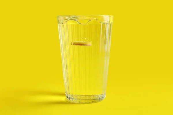 Vaso Agua Con Comprimido Soluble Sobre Fondo Amarillo — Foto de Stock