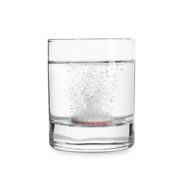 白を基調とした水溶性タブレット付き水のガラス — ストック写真