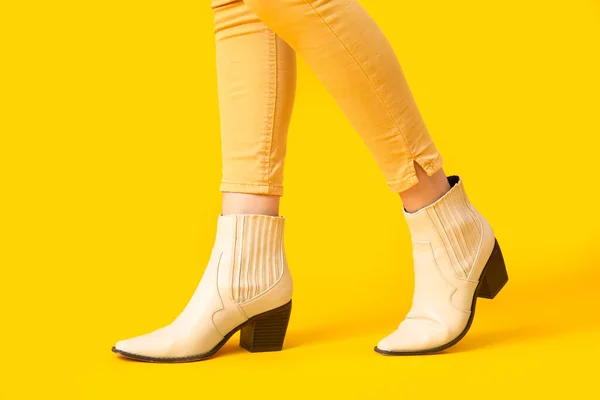 Жіночі Ноги Стильному Взутті Жовтому Тлі Крупним Планом — стокове фото