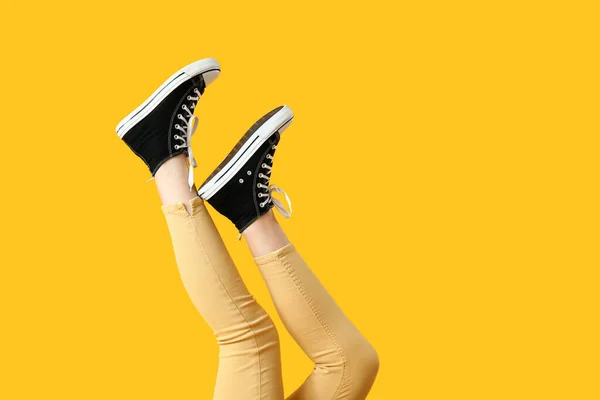 Patas Femeninas Elegantes Zapatos Goma Sobre Fondo Amarillo Primer Plano — Foto de Stock
