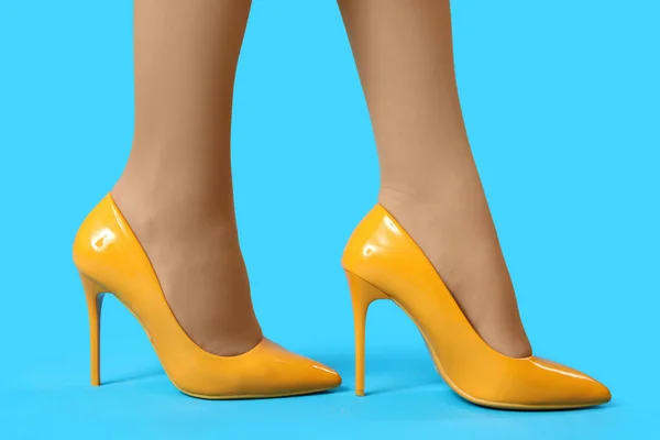 Женские Ноги Ярких Высоких Каблуках Цветном Фоне Крупным Планом — стоковое фото