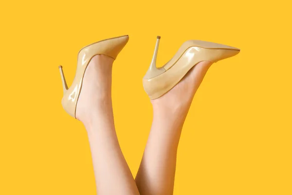 Female Legs Stylish Beige High Heels Yellow Background Closeup — Stock Photo, Image