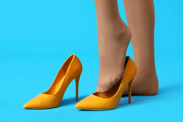 Ženské Nohy Punčocháčích Stylovými Vysokými Podpatky Barevném Pozadí Detailní Záběr — Stock fotografie