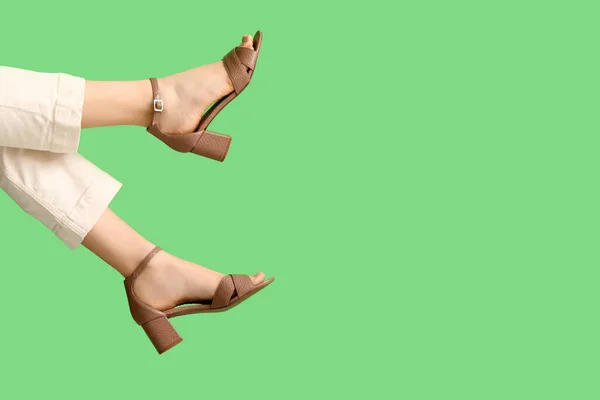Vrouwelijke Benen Stijlvolle Schoenen Groene Achtergrond — Stockfoto