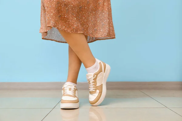Mujer Zapatillas Deporte Elegantes Contra Pared Color — Foto de Stock