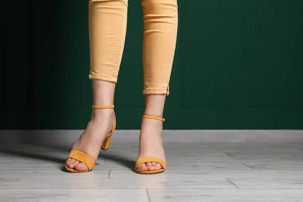 Jambes Féminines Dans Des Chaussures Élégantes Contre Mur Couleur — Photo