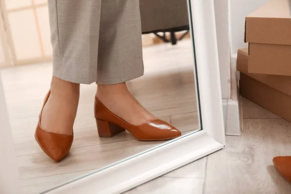 Mulher Tentando Elegante Sapatos Salto Alto Perto Espelho Close — Fotografia de Stock