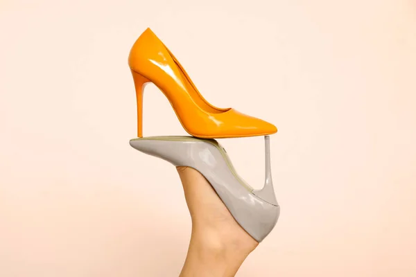 Женская Нога Стильной Туфлей Высоком Каблуке Светлом Фоне Крупным Планом — стоковое фото