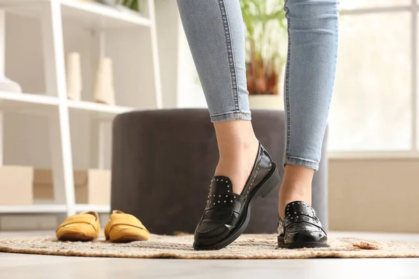 Женщина Примеряет Стильные Черные Туфли Бутике Крупным Планом — стоковое фото