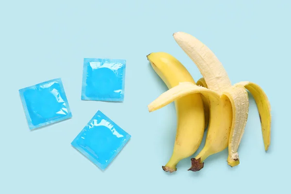 Bananen Met Condooms Blauwe Achtergrond Seksconcept — Stockfoto