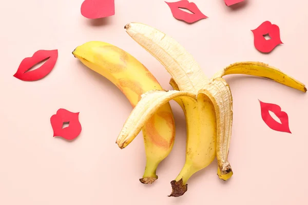 분홍색 배경에 입술을 바나나 — 스톡 사진