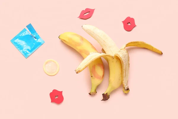 Bananen Met Papieren Lippen Condoom Roze Achtergrond Seksconcept — Stockfoto