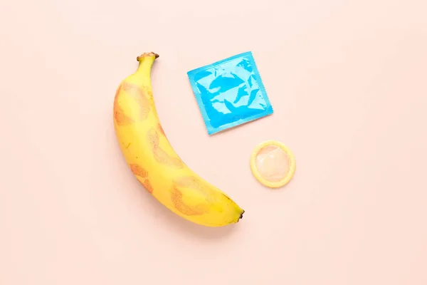 Банана Губними Слідами Поцілунків Презервативами Рожевому Фоні Секс — стокове фото