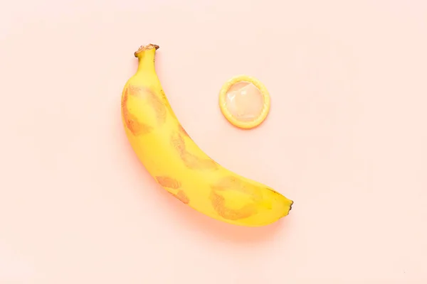 Banana Con Segni Bacio Rossetto Preservativo Sfondo Rosa Concetto Sessuale — Foto Stock