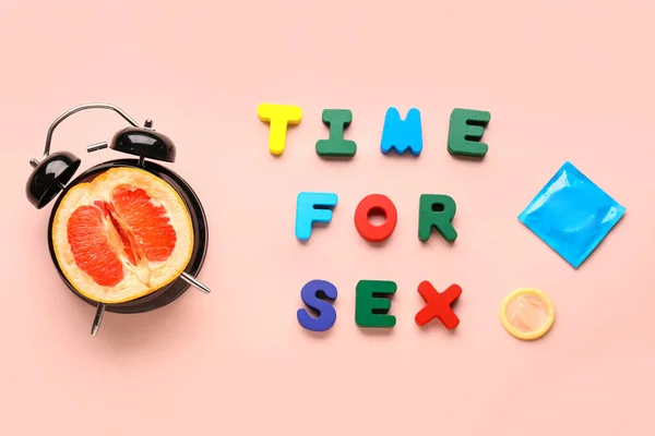 Text Tid För Sex Kondomer Och Väckarklocka Med Grapefrukt Rosa — Stockfoto