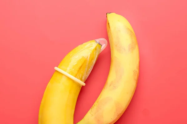 Plátanos Con Marcas Beso Lápiz Labial Condón Sobre Fondo Rojo — Foto de Stock