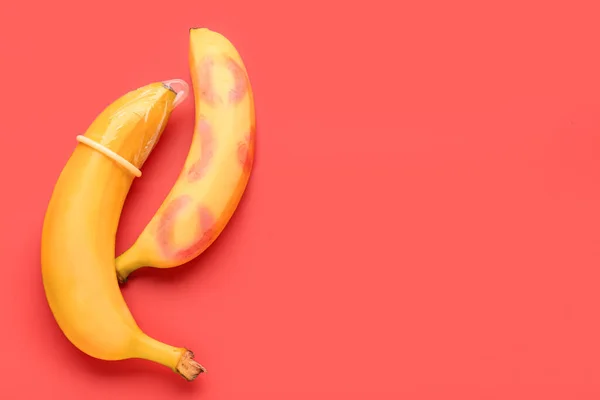 Plátanos Con Marcas Beso Lápiz Labial Condón Sobre Fondo Rojo — Foto de Stock