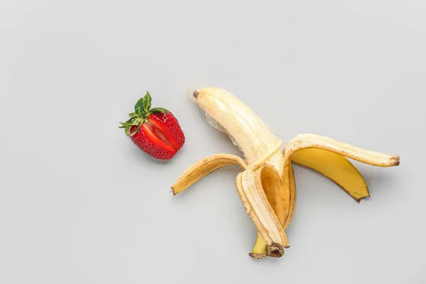 Banana Con Fragola Fondo Chiaro Concetto Sessuale — Foto Stock