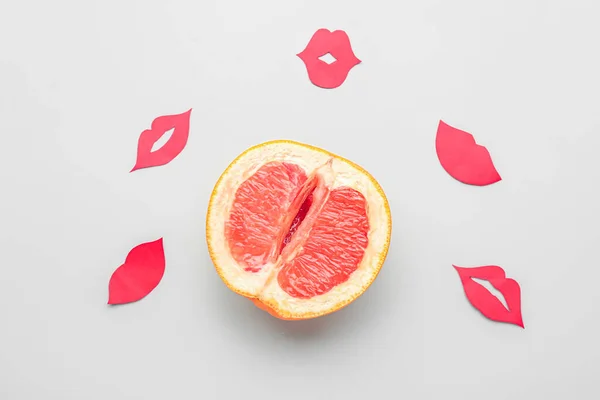 Half Grapefruit Paper Lips Light Background Sex Concept — Stock Photo, Image