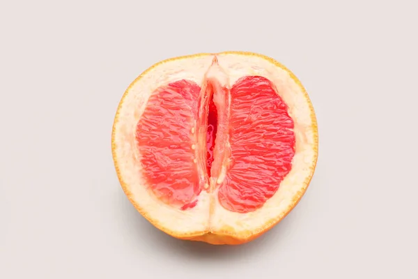 Helft Van Grapefruit Lichte Ondergrond Seksconcept — Stockfoto