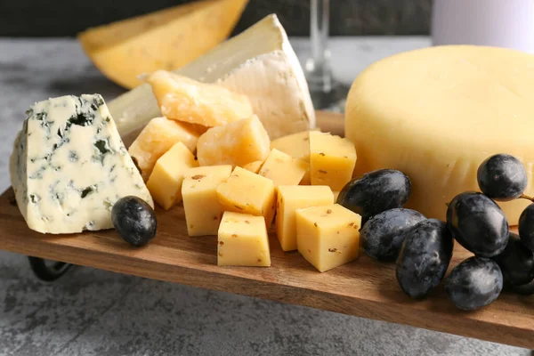 Wooden Board Pieces Tasty Cheese Table Closeup — Stock Photo, Image