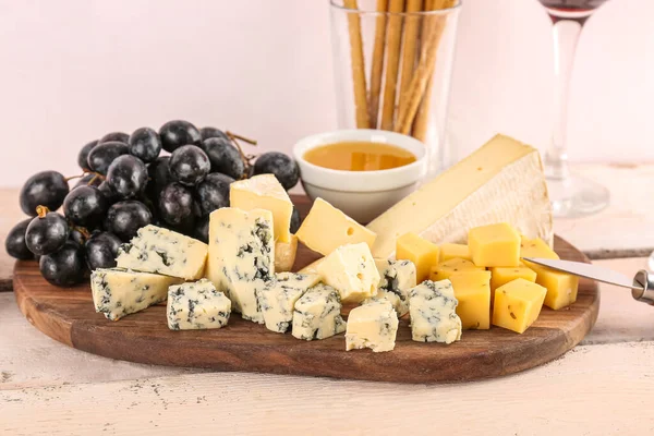 Wooden Board Pieces Tasty Cheese Grapes Table — Stock Photo, Image