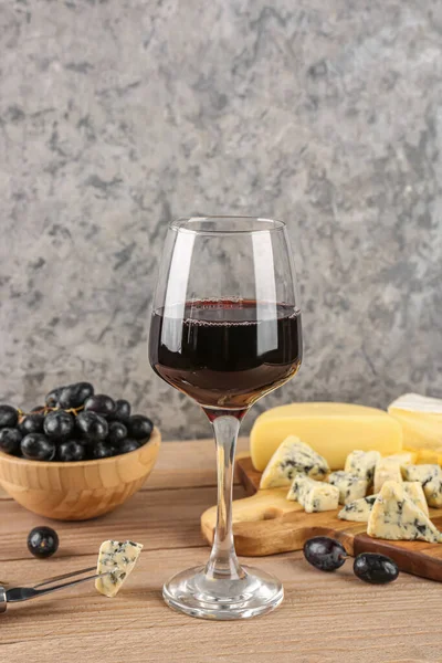 Bicchiere Con Vino Rosso Pezzi Gustoso Formaggio Tavola — Foto Stock