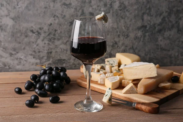 Bicchiere Con Vino Rosso Pezzi Gustoso Formaggio Tavola — Foto Stock