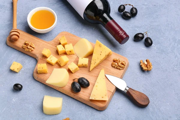 Wooden Board Pieces Tasty Cheese Honey Grey Background — Stock Photo, Image