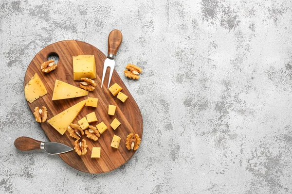 Wooden Board Pieces Tasty Cheese Grunge Background — Stock Photo, Image