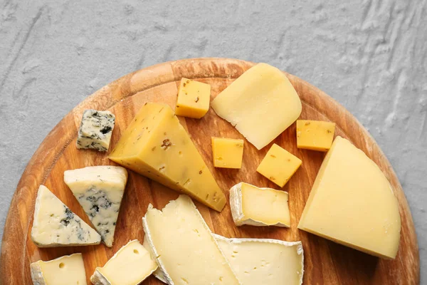 Wooden Board Pieces Tasty Cheese Grey Background Closeup — Stock Photo, Image