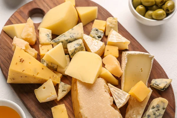 木制木板 桌上放着几块美味的奶酪 — 图库照片