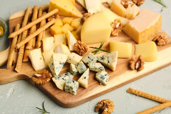 Wooden Board Pieces Tasty Cheese Light Background — Stock Photo, Image