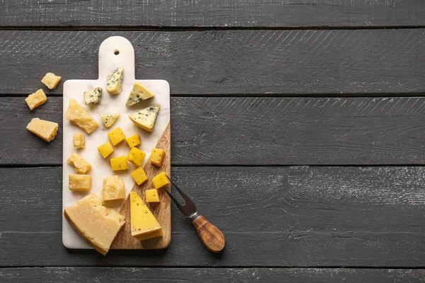 Board Pieces Tasty Cheese Dark Wooden Background — Stock Photo, Image