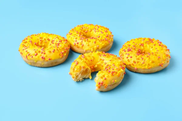 Γλυκό Donuts Μπλε Φόντο — Φωτογραφία Αρχείου