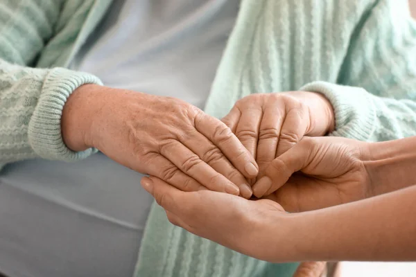 Seniorin Mit Ihrer Enkelin Beim Händchenhalten Hause Nahaufnahme — Stockfoto
